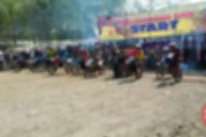 Sirkuit Bukit Aren Tasikmalaya yang keras dan berkapur menjadi ajang persaingan sengit antar tracker di gelaran Motocross Grasstrack dan Minimoto DMD Alumunium Open pada Hari Minggu (23/07).