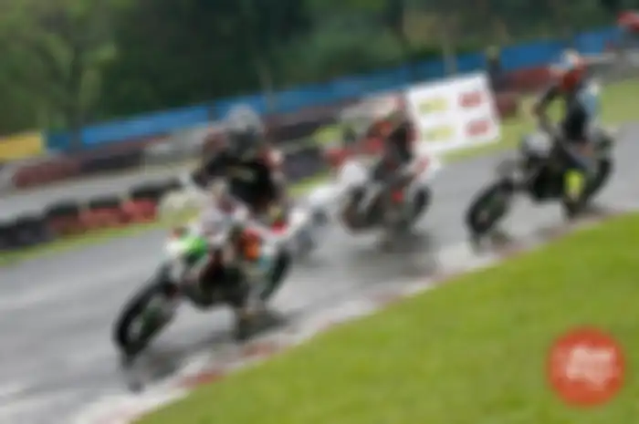 Memperkirakan cuaca merupakan suatu hal yang sulit, seperti yang terjadi pada Indonesia Supermoto Championship (ISC) Seri 1 di Sirkuit Sentul, Bogor, Jawa Barat (23/07) yang diguyur hujan dipertengahan jalannya balap.

