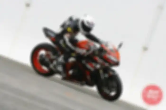 Untuk urusan kaki-kaki belakang, BMS memasangkan swing arm R1 yang dipasang molor ke belakang sekitar 7 cm