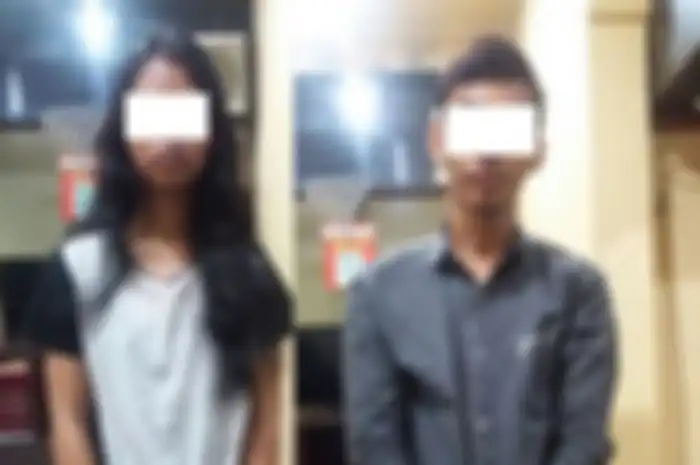 Sepasang kekasih, pria SP (19), dan teman wanitanya GAP (19) ditangkap Polsek Kelapa Gading Polres Metro Jakarta Utara.

