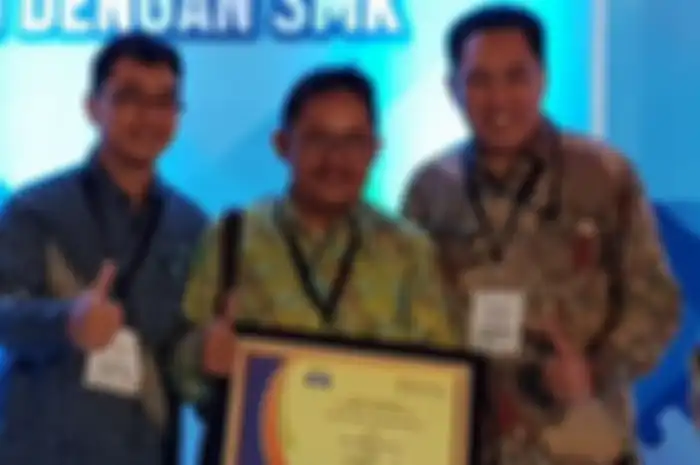 Pemerintah mendukung perkembangan dunia pendidikan khususnya Sekolah Mengengah Kejuruan (SMK) dengan mewujudkannya melalui 5 Kementerian.