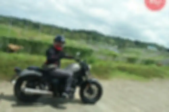 Dengan bentuk motor beraliran bobber, Honda Rebel ini gampang menghadapi tanjakan dan tikungan di jalan dari Makasar menuju Toraja