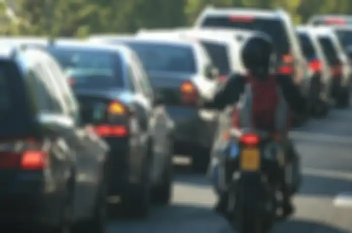 Hasil risetnya mengemukakan bahwa jika 10% pengguna mobil berganti menggunakan motor sebagai alat transportasi