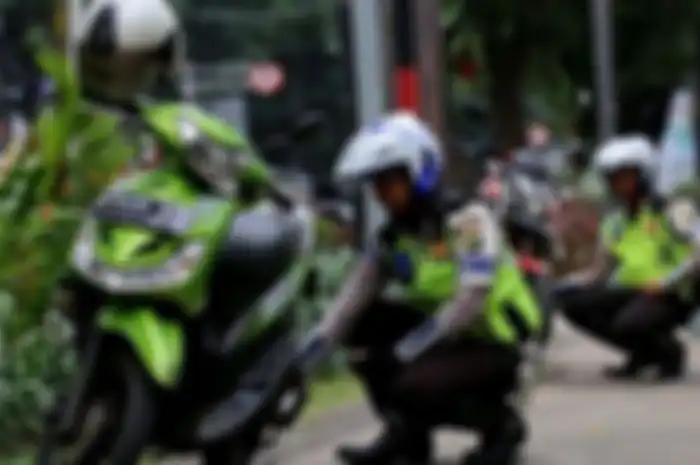 Mirisnya, belum genap dua hari operasi berlangsung sudah terjaring sebanyak 240 unit motor dan empat yang parkir liar di atas trotoar di wilayah kota