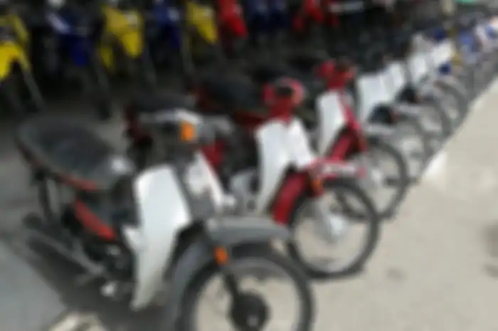Honda Astrea Prima pernah diproduksi mulai sekitar tahun 1987-an. Sudah pasti laku dan termasuk bebek 4-tak terkencang di masanya. Karena mulai mengusung mesin C-Series dengan kapasitas 100 cc dan sokbreker depan model telkopik yang stabil diajak nge