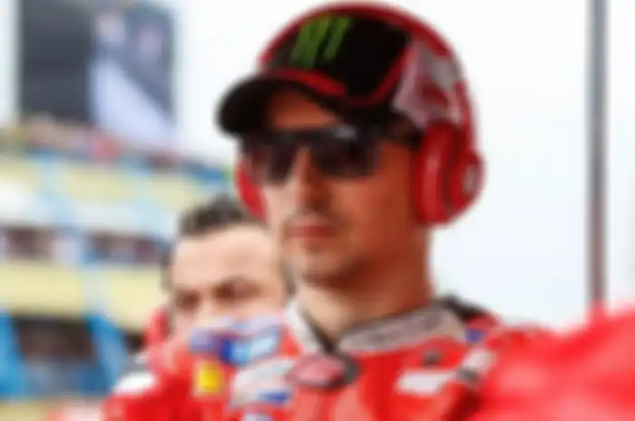 Jorge Lorenzo yang sedang on fire alias semangat menghadapi MotoGP Brno, sempat mengalami penghapusan catatan waktu saat sesi kualifikasi 2 (Q2) yang berlangsung Sabtu (05/8).