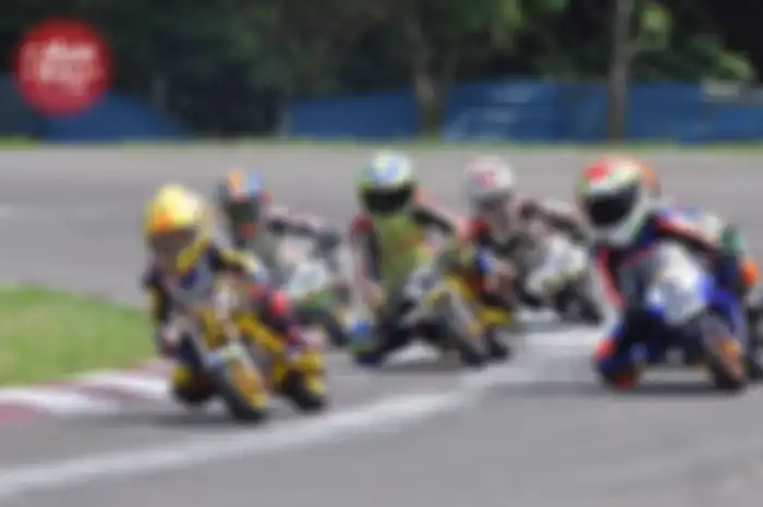 "Rasio gir kita bikin berat, agar mesin enggak mudah teriak! Kalau di trek pendek, kita bikin ringan! Karena trek panjang, jdi dibikin berat! Kali ini, kita kasih final gir 9/62 mata," ujar Steven Budiman, mekanik dan juga rider dari Lenka Factory Ra
