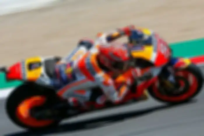 Dengan ban slick dan lintasan yang mulai mengering, justru Marquez malah tampil menjadi yang tercepat dengan kembali mengambil alih posisi terdepan ketika 5 lap race baru berjalan.
