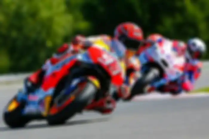 Namun, strategi tim yang cerdik membuatnya kembali memimpin balap usai melakukan pergantian motor di lap kedua hingga akhirnya mampu menjuarai MotoGP Brno di posisi finish pertama.
