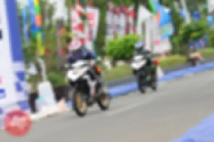 Seperti hadirnya Wahyu Aji Trilaksana dan Sabrina Sameh yang kasih Coaching Clinic pada event yang digelar di Sirkuit Alun-alun Kebumen, Jawa Tengah (5-6/8), lalu. 