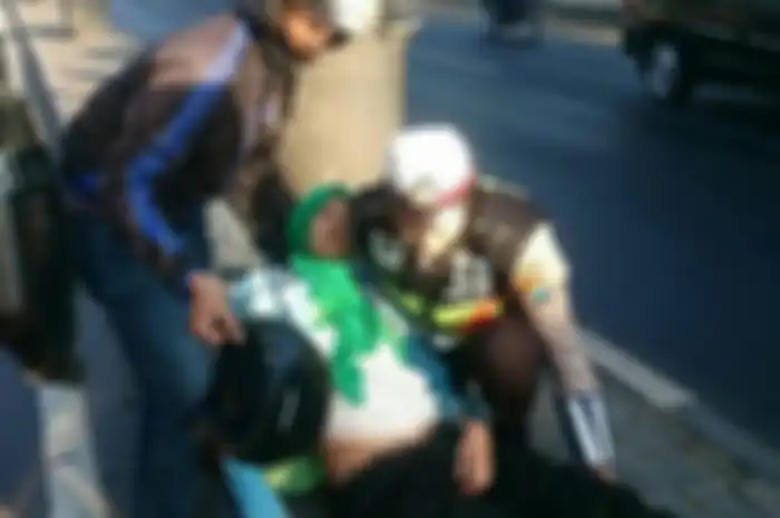 Kisah Heroik Polwan Bantu Ibu Hamil Korban Kecelakaan 