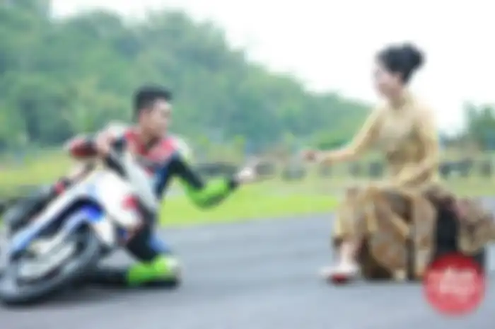 Pembalap Ini Prawedding Menggunakan Wearpack

