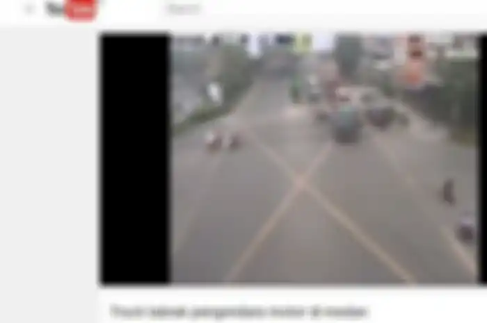 Kalau mendadak supir truk bergerak ke kanan atau kiri dan motor tepat ada di samping, bisa mental brother
