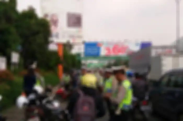 Remaja itu terlihat kebingungan sambil terus menunduk saat polisi menanyai kelengkapan kendaraannya