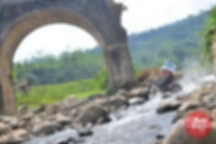 Pasalnya di kisaran kilometer 40, tim menemui jembatan putus akibat luapan air yang akibatkan jembatan rubuh dan akses jalan terputus