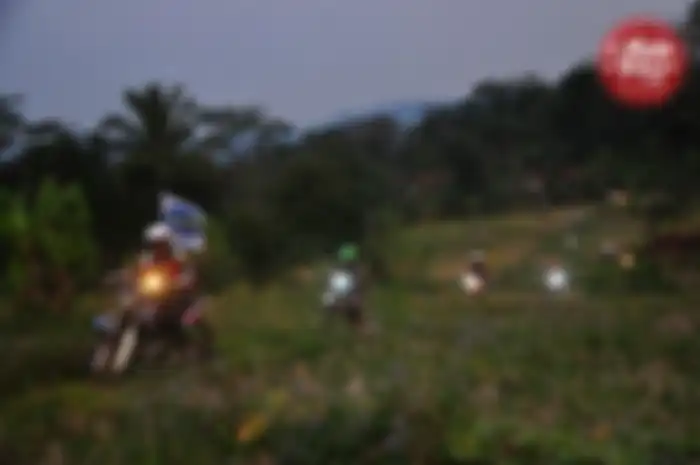Oh ya, sebelumnya jalur yang dilalui cukup ekstrim di beberapa daerah yang sebabkan salah satu motor harus ganti laher