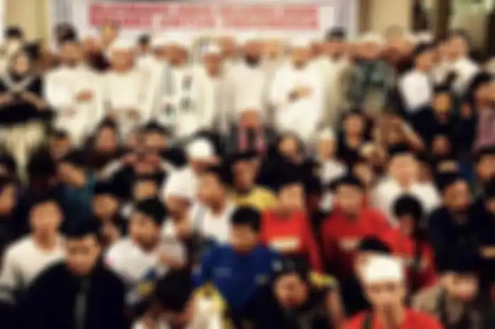 Dibimbing Ustadz Arifin Ilham, 30 ribu anggota geng motor Brigez taubat. Dengan tema "Silaturahmi Akbar Keluarga Besar Brigez Untuk Indonesia" para petinggi dan anggota geng motor Brigez melakukan zikir bersama di Masjid Raya Kota Bandung, Jawa Barat