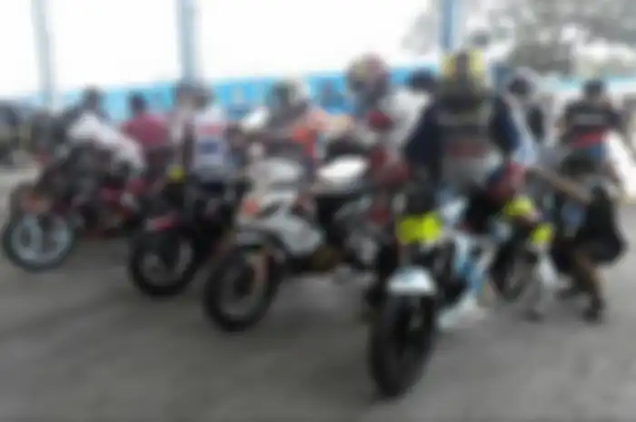 Penunggang Suzuki Satria F-150 masih kuasai jalannya sesi kualifikasi kelas Sport 150 cc Indospeed Race Series (IRS) seri III di sirkuit Sentul, Bogor, Jawa Barat, hari ini (23/8).