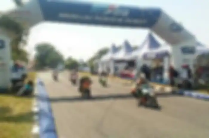 Hapsoro Rudhito Rider tim Padang 88 Racing Team Sumbar, mendominasi jalannya lomba kelas YCR 1 Bebek 4-tak Tune up 125 cc mulai dari start hingga akhir lomba, (7/9).