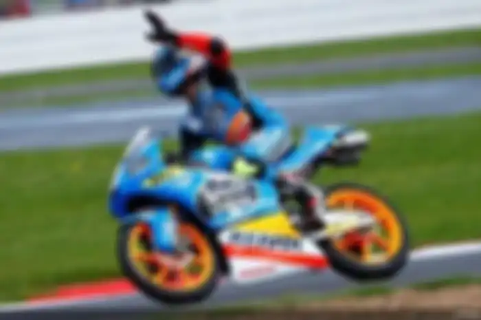 Setelah gagal menang di seri sebelumnya di Brno, akibat kesalahan konyol lantaran salah hitung lap, Alex Rins akhirnya bisa meraih kemenangan perdana musim ini di Sirkuit Silverstone, Inggris. Minggu (31/8).