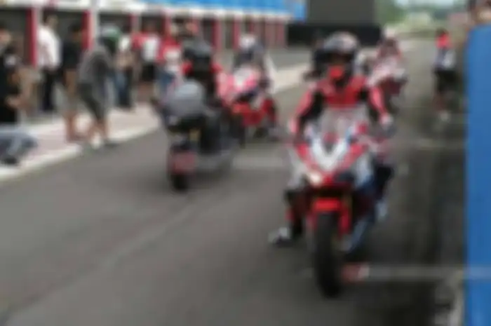Kesempatan tidak biasa diberikan PT Astra Honda Motor (AHM) kepada penginden All New Honda CBR250RR. Total 71 konsumen Honda CBR250RR diajak jajal RC213V-S di sirkuit Sentul, Bogor, Jawa Barat, hari ini (24/10). Kesempatan