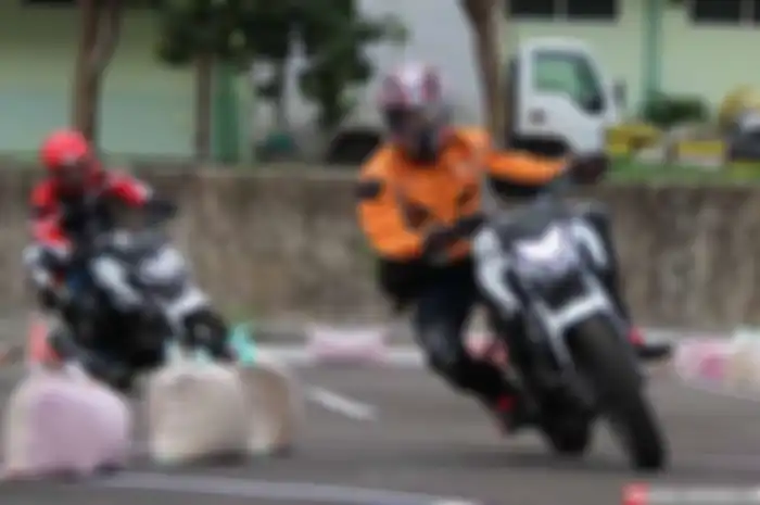 Seperti berita sebelumnya Track Day 7 kota yang dibikin AHM, sekaligus Pengenalan All New Honda CB150R Streetfire Special Edition. All New Honda CB150R Streetfire Special Edition