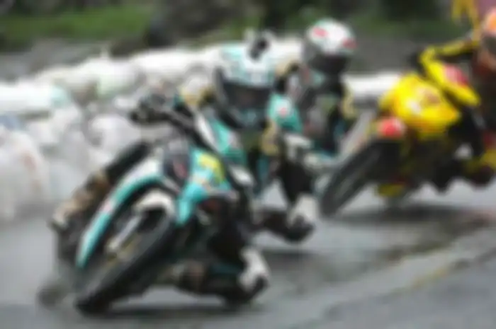 Final One Make Race (OMR) Honda Racing Championship 2013 yang berlangsung di sirkuit Brigif, Cimahi, Bandung, Jawa Barat (17/11) berlangsung sengit. Cuaca mendung yang berubah menjadi hujan mengiringi jalannya race day yang menentukan ini.