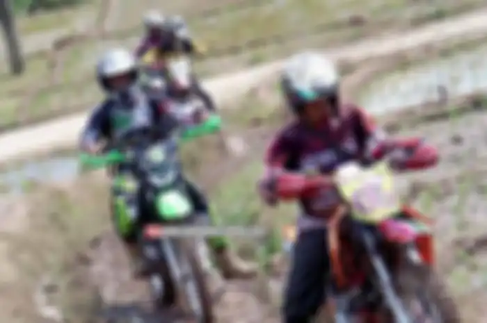 Khusus wisata Cadas Gantung sekitaran Leuwimunding dan perkebunan durian di wilayah Sinapeul, Kecamatan Sindang Wangi memang layak jadi corong promosi biar orang berkunjung ke Majalengka. Nih dia yang bisa dilihat peserta trail adventure Majalengka g