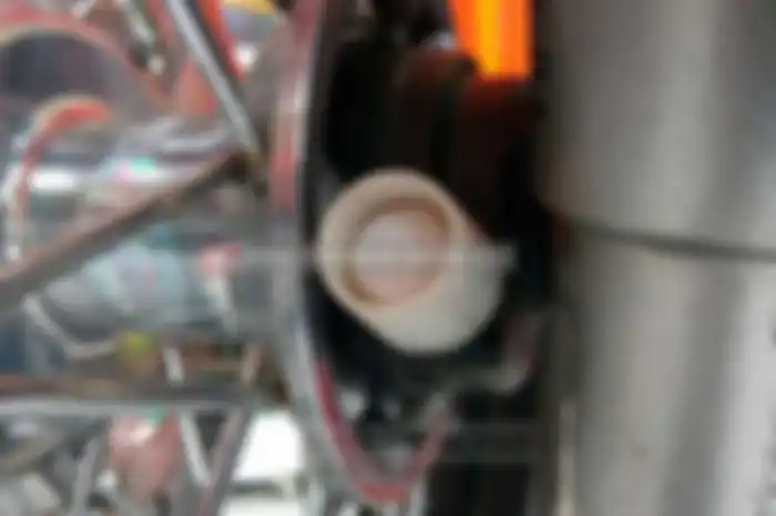 Terkadang pengguna motor mematikan fungsi speedometer konvensional dengan cara mencopot kabel yang menghubungkan antara speedometer dengan gearbox atau gigi nanas biasanya terletak di roda depan. Karena kabelnya dilepas otomatis gearbox di roda ini j