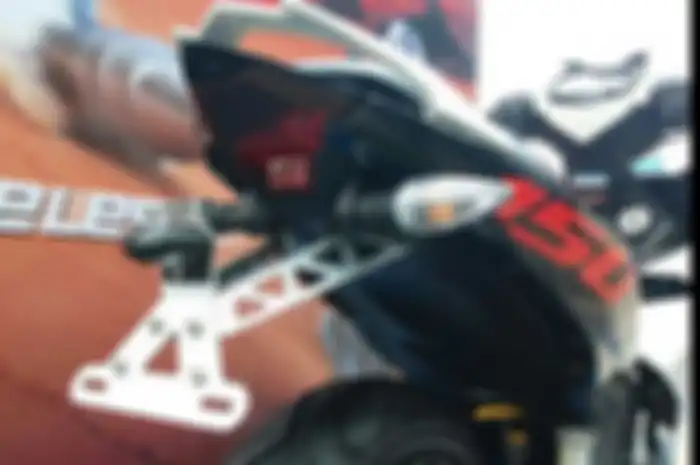 Dalam acara peluncuran Yamaha MX King 150 dan Jupiter MX 150 di sirkuit Karting Sentul, Bogor, Jawa Barat, Kamis lalu (12/3), PT Yamaha Indonesia Motor Manufacturing (YIMM) memboyong aksesoris resmi Yamaha MX King 150.