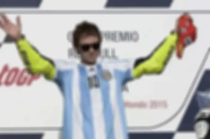 Lawan patut waspada saat melihat Valentino Rossi memakai baju Timnas Argentina di podium sirkuit Termas de Rio Hondo, Argentina. Patut waspada karena pasti ada alasan Rossi pakai baju Maradona yang punya nomor punggung 10.