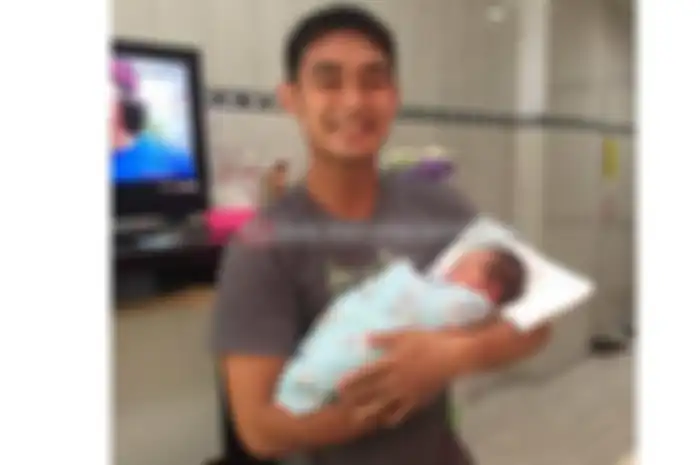 Sekitar jam 9 pagi dua hari lalu (11/11) Aldi Lazaroni, crosser nasional asal Jogja, mendapatkan jagoan alias dapat putera pertama. Cynthia