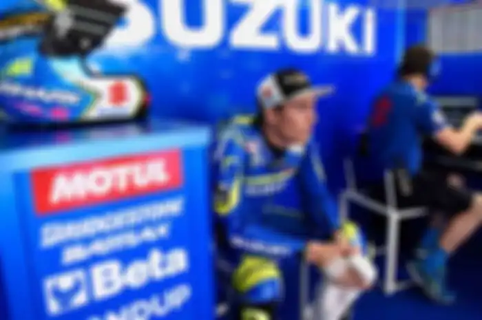 Aleix Espargaro kesemsem gearbox seamless. Ituloh, sistem transmisi yang bikin perpindahan gigi jauh lebih cepat dan lebih halus dari gearbox konvensional. Wajar saja kalau Aleix Espargaro kesemsem gearbox seamless.