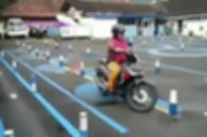 Lagi viral nih, ibu-ibu yang satu ini punya skil 'dewa' alias gape membawa motor saat ujian Surat Izin Mengemudi (SIM) C.
