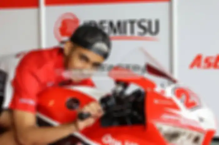 Andi Gilang menerima hasil race ke-1 600 cc Asia Road Racing Championship (ARRC), di sirkuit Chang, Buriram, Thailand, kemarin (3/12). Ada-ada saja bro, karena sepatu bikin Andi, pembalap Astra Honda Motor Racing Team (AHRT) harus tercecer ke belakan