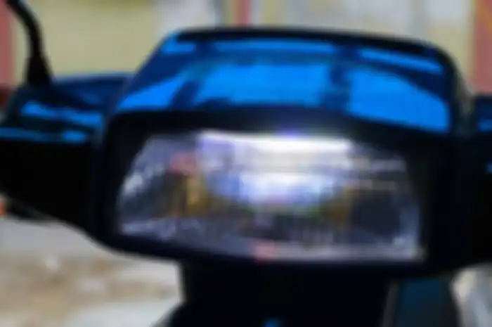 Tak selamanya sistem kelistrikan AC di motor haram pakai lampu jenis LED buat di headlamp. Nih, contohnya bisa pasang lampu LED di Suzuki Satria 120R.