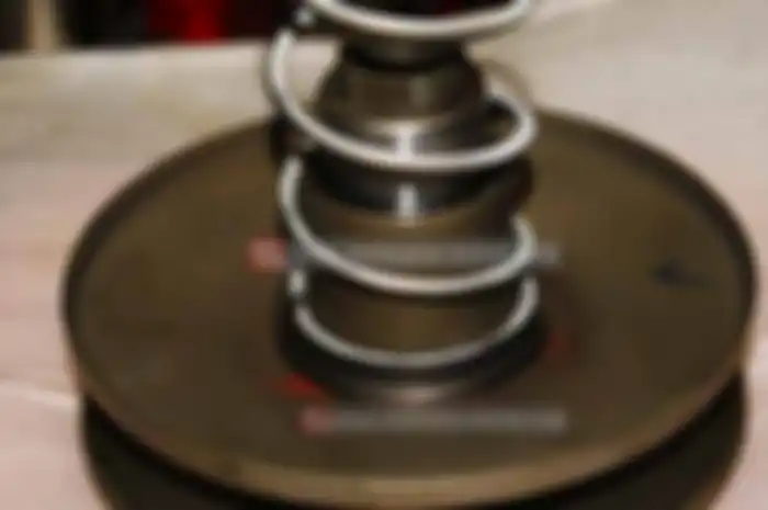 Thrust bearing ini berbeda dengan gotri pelor, karena bentuknya memanjang. Otomatis gaya geseknya lebih minim dari pelor dan juga lebih awet,” tambah Toga. Ada beberapa merek thrust bearing di pasaran. Antara lain Timken, Amroll, IKO, SKF dan sebagai