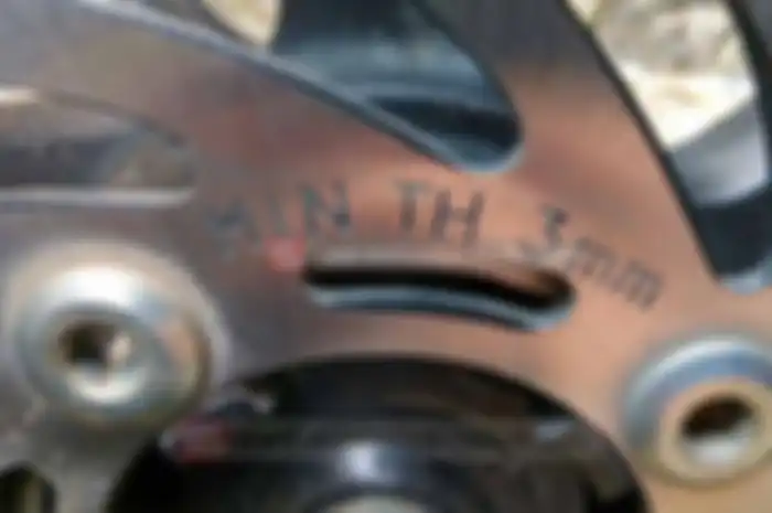 Pernah perhatikan tulisan MIN.TH pada cakram di motor gak sob?Pada kasus rem cakram, banyak yang gak peduli sama keadaan disc cakram itu sendiri. "Kebanyakan cuma taunya ganti kampas rem doank, padahal tebal disc udah diluar toleransi pabrikan" sebut