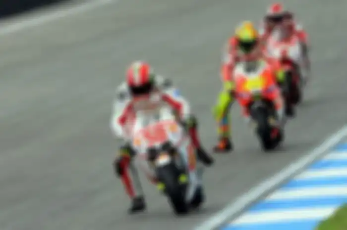 Menarik mencari tahu asal usul kaki pembalap turun sebelum nikung. Dulu gerakan khas ini cuma dimiliki oleh Valentino Rossi. Wajar aja, karena dulu cuma Rossi yang menggunakan teknik ini