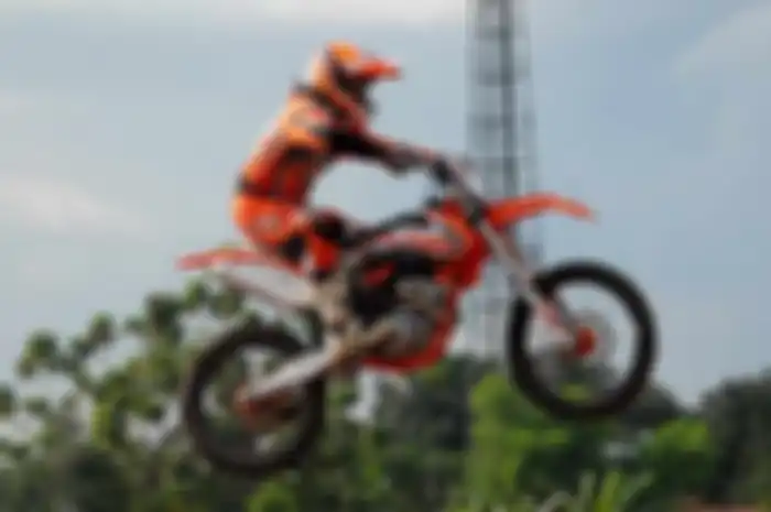 Di final IRC Powertrack Championship 2014 yang berlangsung di sirkuit Cargloss AHRS, Cibinong, Bogor, Jawa Barat, hari ini (14/12), Asep Hendro balapan lagi. Pembalap yang sempat beken di arena motorcross tahun 90-an ini ikut di kelas SE Executive. J