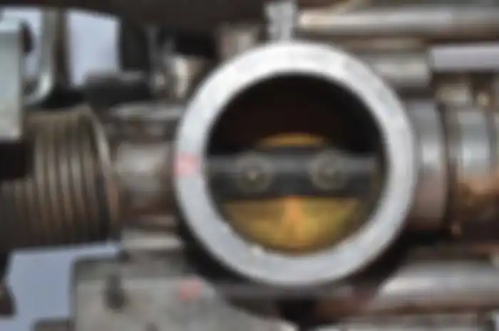 Untuk motor yang masih menganut karburator jenis vakum, jangan pernah coba-coba memainkan putaran grip gas ketika mesin keadaan mati