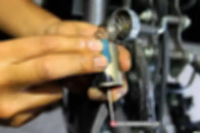 Ada trik nih buat para penunggang Kawasaki Ninja 150RR yang pernah mengalami skep karburator yang macet. skep karburator Kawasaki Ninja 150RR macet biasanya kejadian setelah mencuci motor atau kehujanan. Kalau sudah