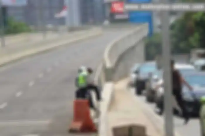 Soal tata cara tempat razia terkait dengan lokasi juga diatur oleh undang-undang. Di Peraturan Pemerintah No. 80 tentang Tata Cara Pemeriksaan Kendaraan Bermotor di Jalan dan Penindakan Pelanggaran Lalu Lintas Angkutan Jalan. Jadi, ada peraturan tand
