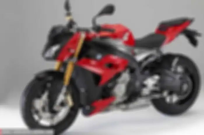 Diambil dari model BMW S 1000 RR, motor ini terlihat lebih kekar. Lantaran bajunya sudah dibuka alias telanjang atau naked bike. Namun tidak lantas performa motor lebih lemot dan pendahulunya.