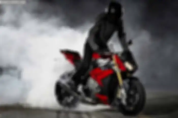 Heavy-metal highlight video yang menampilkan aksi wheelie dan burn out disuguhkan oleh perusahaan raksasa, BMW. Hal itu dilakukan ketika memperkenalan produk terbarunya, BMW S1000R yang sportbike ala street fighter
