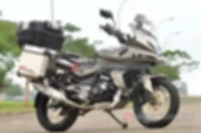 Buat mengejar sosok motor idaman Multistrada itu, Agung melakukan penambahan body kit di bagian moncong depan Bajaj Pulsar 220 menggunakan bahan fiber. Dudukan body kit tersebut dibikin baru pakai pelat besi yang dilas ke rangka depan.