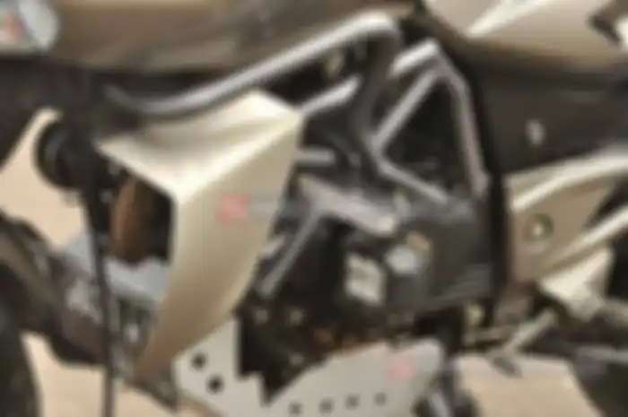 Memperjelas konsep ala Multistrada, main frame ditambahkan tubular khas Ducati yang dipasang seolah menutupi engine Bajaj Pulsar 220. Sasis tambahan ini dibuat pakai pipa berukuran 2 mm, lalu dihias dengan lampu LED. “Selain biar tampilan jadi tambah