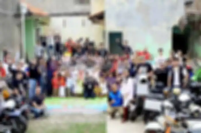 Minggu lalu (19 /6) sekitar 30 motor gede (moge) tampak terparkir dengan atribut klub masing-masing, di area BKT, Duren Sawit, Jakarta Timur. Semua itu brother Motor Besar Club (MBC) Indonesia yang bersiap-siap untuk baksos Ramadhan