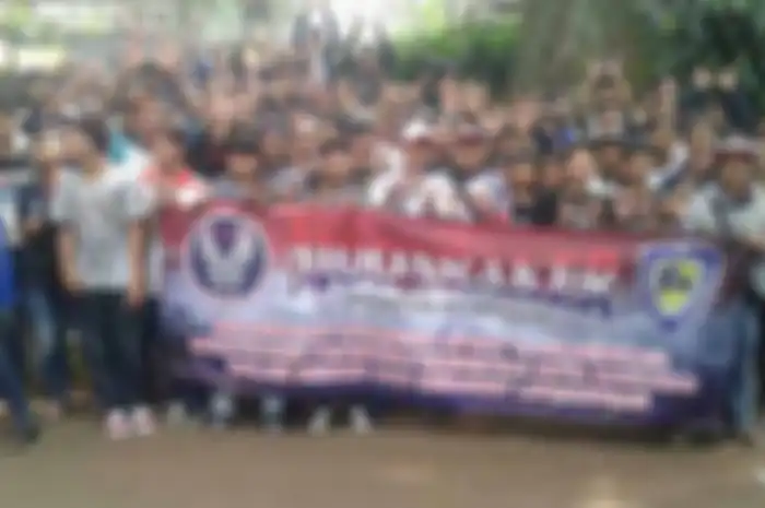 Begini cara untuk mewujudkan kecintaan dan kepedulian untuk selalu menjaga kenyamanan dan kebersihan kota Kembang, Bandung yang dilakukan Moonraker. Moonraker, klub motor yang terbentuk sejak tahun 1978, Minggu lalu (24/4)