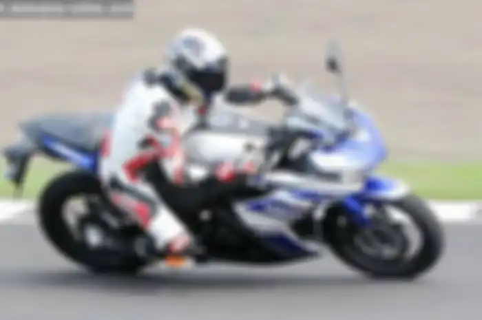 PT Gajah Tunggal, produsen IRC siapkan ban balap untuk Yamaha R25 dan R15.  Nama ban botak kompon racing ini punya nama Fasti 1.